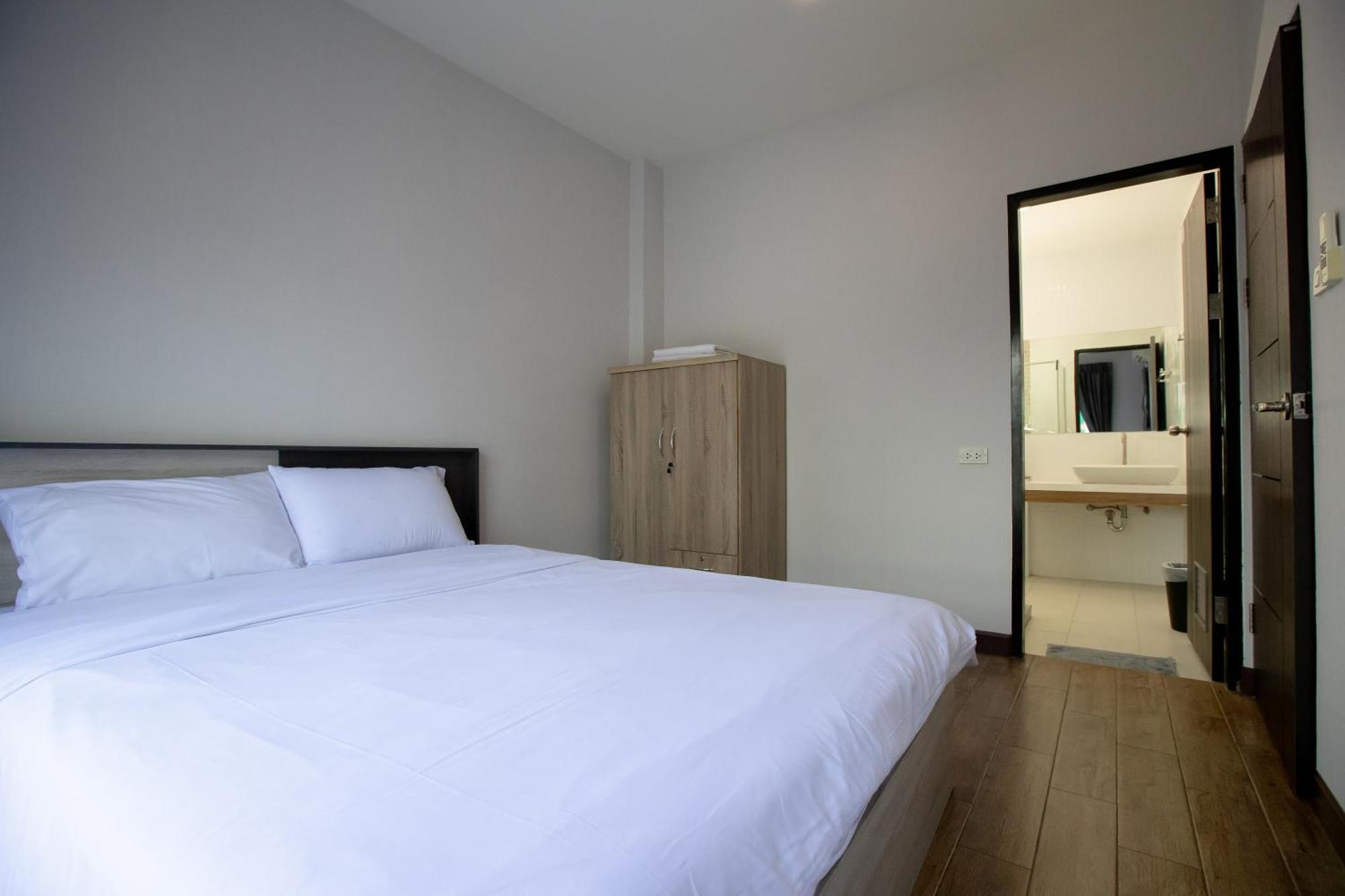 Room 36 Service Apartment Банкок Екстериор снимка