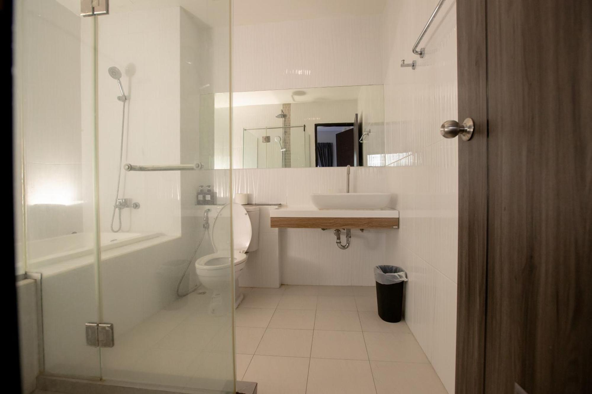 Room 36 Service Apartment Банкок Екстериор снимка