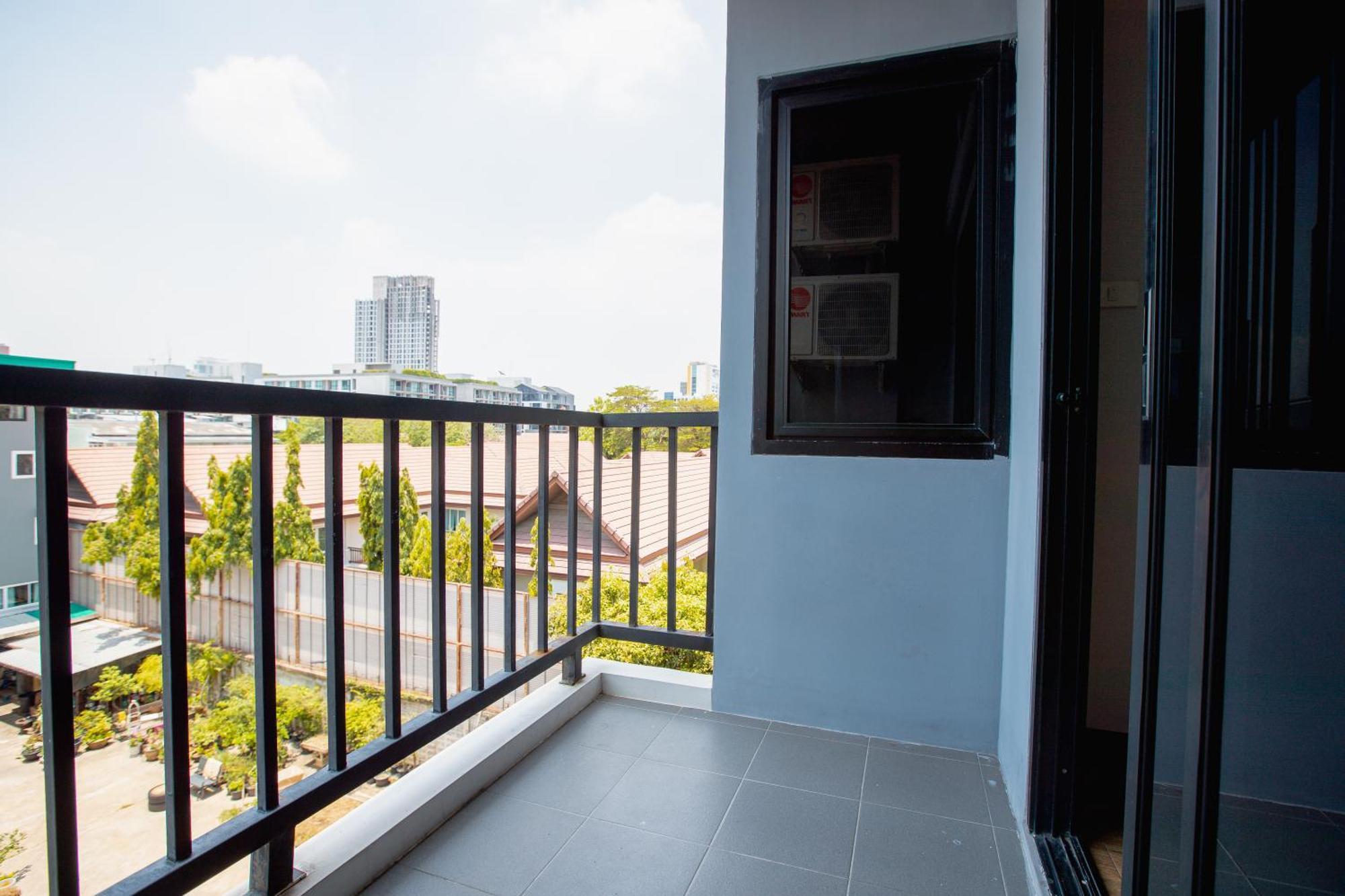 Room 36 Service Apartment Банкок Екстериор снимка